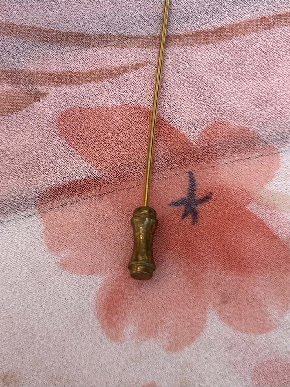 Vintage Gold Cameo Stick Pin with Pink and White Cameo - Picture 5 of 7